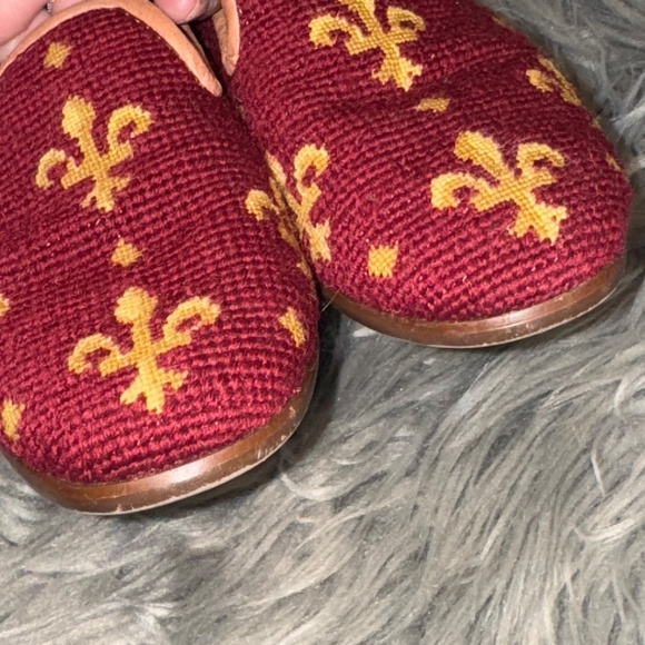 By Paige Needlepoint Fleur de Lis Maroon Gold Yellow Wool Loafer Size 7.5 - Picture 4 of 8